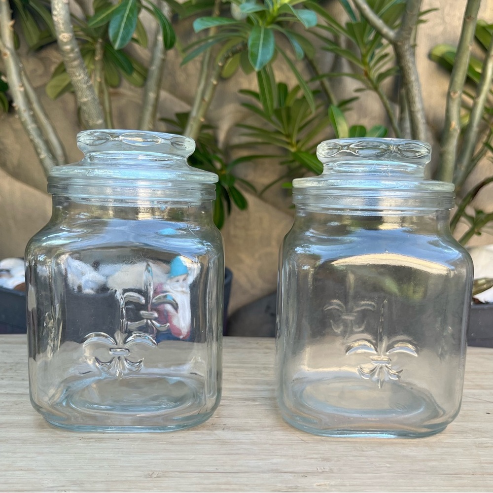 Vintage Pair of Anchor Hocking Fleur de Lis Canisters~ 5-1/4”